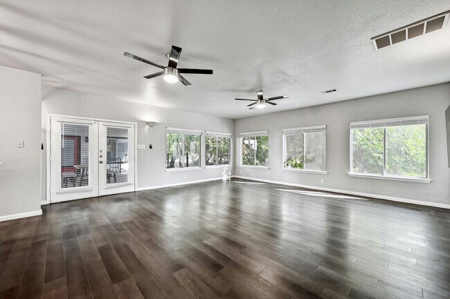 Photo - Renovated 6bed/3bath Close to Campus!