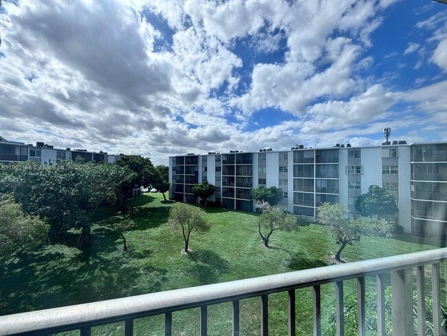 Photo - 8740 N Sherman Cir Unit 405