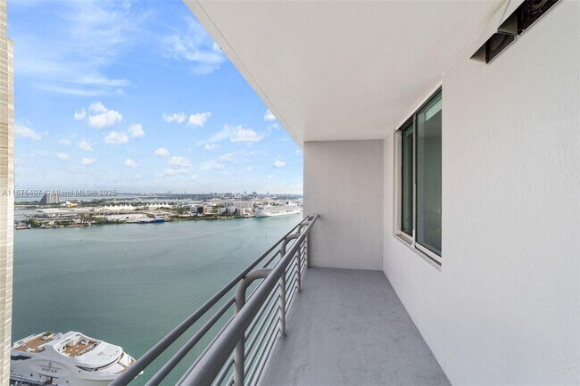 Building Photo - 335 S Biscayne Blvd Unit 2904 Rental