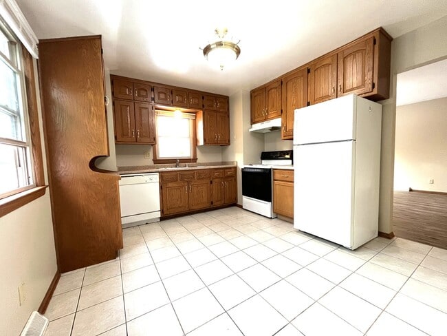Photo - 3 Bedroom/1.5 Bath - Single Family Home with GARAGE!
