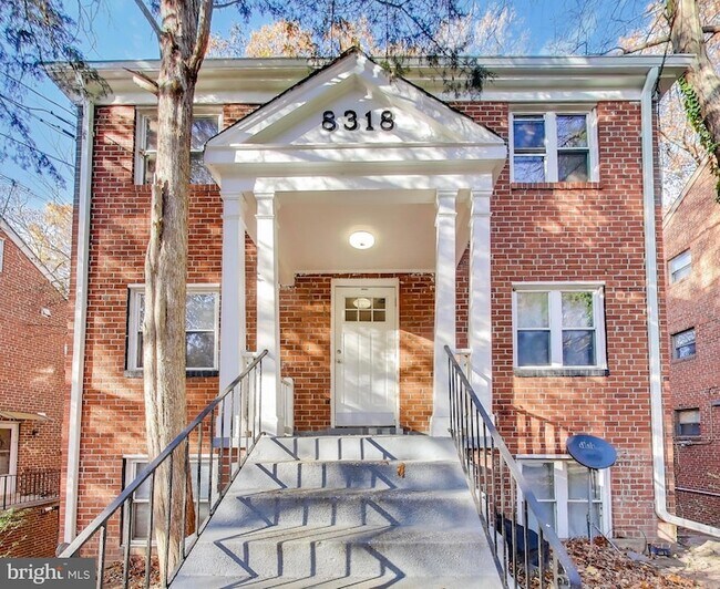 Building Photo - 8318 Roanoke Ave Unit 4