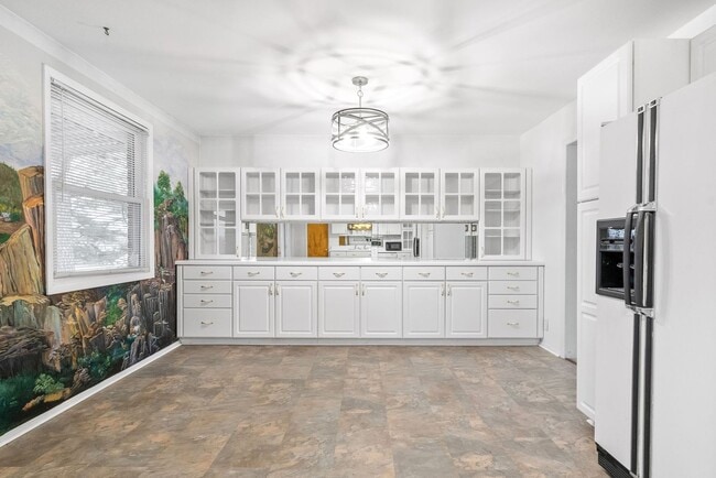 Building Photo - 3 Bedroom Pet Friendly Home For Rent With Finished Basement!