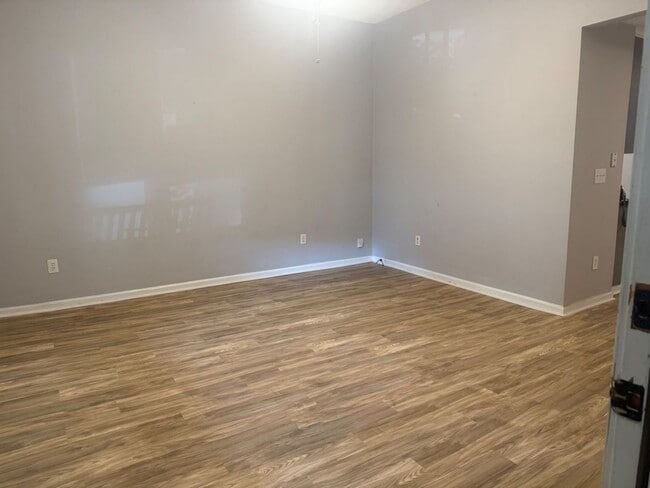 Photo - Available Now !  One Bedroom apartment in ...