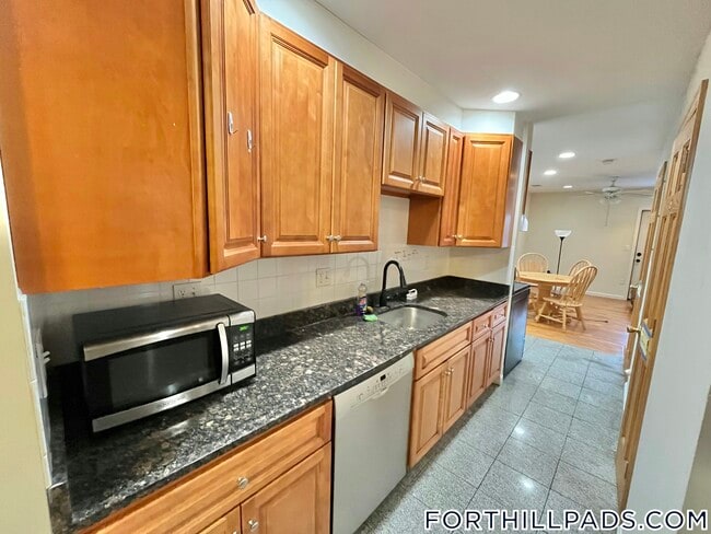 Building Photo - 10 Moreland St