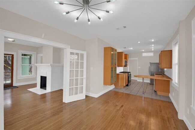 Photo - 809 E Riverside Dr