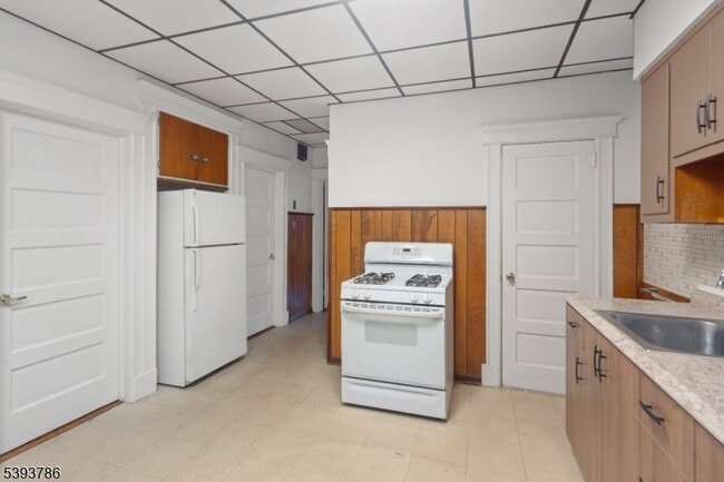 Photo - 76 Planten Ave