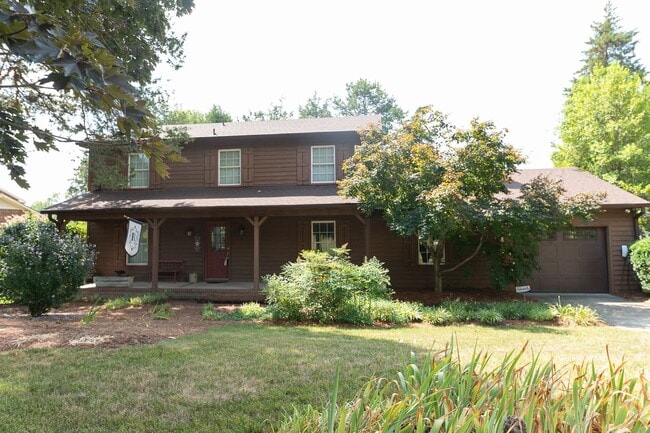 Building Photo - Immaculate 4 bedroom 3 bathroom home in Northwest Greensboro with 1 car garage/large fenced-in ya...