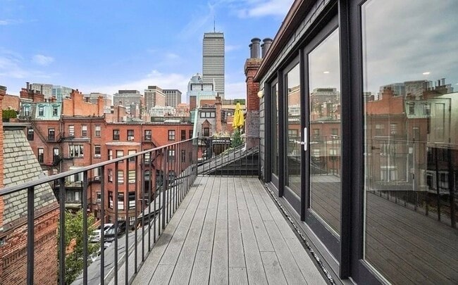 Building Photo - 11 Gloucester St Unit PH