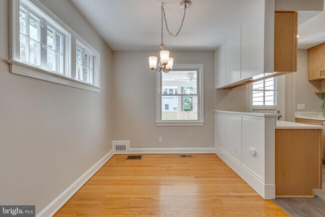 Photo - 425 E Luray Ave