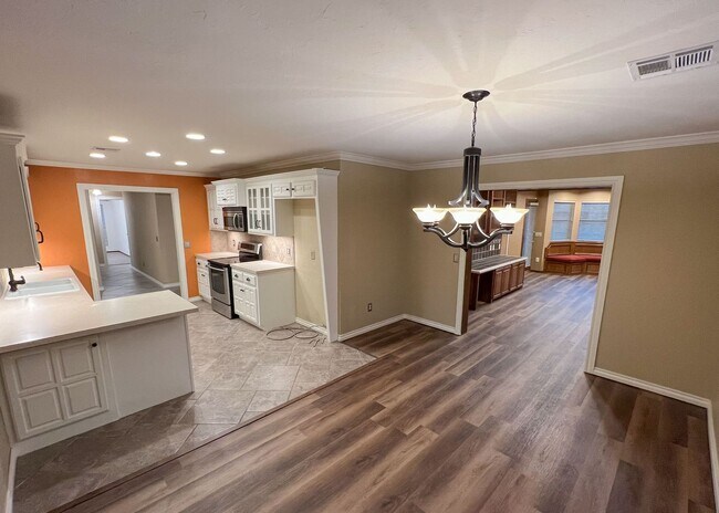 Photo - LEASE SPECIAL! Location, Size & Convenience - Circle Drive Included!