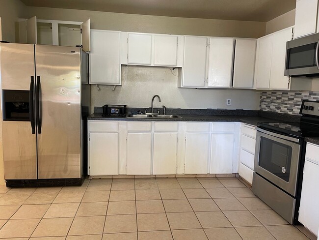 Photo - Spacious Home, Large En-suite Master Bath, Pets Allowed