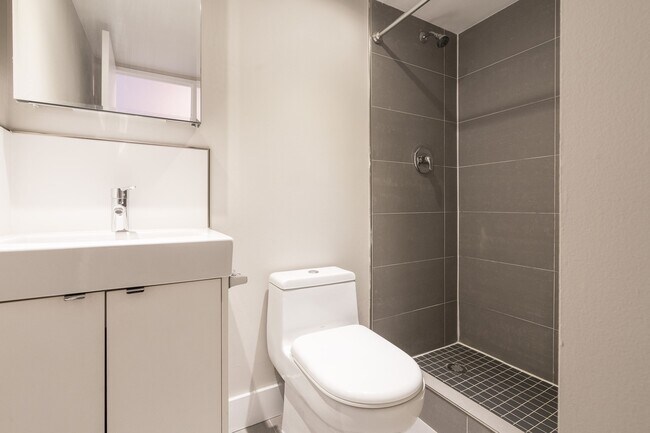 Photo - 798 Richmond Street West Unit 142