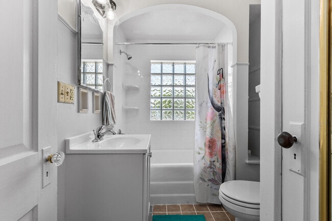 Building Photo - 601 S Walnut St Unit Historical Haven