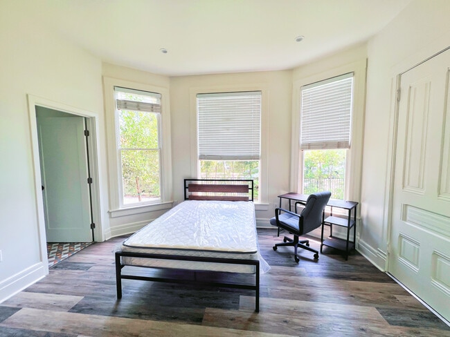 Photo - 1301 W 22nd St