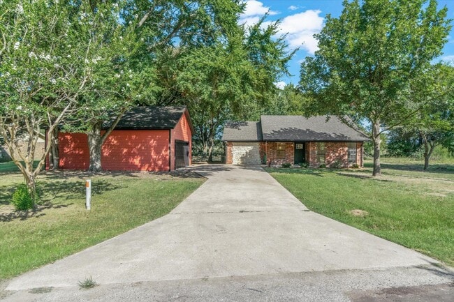 Building Photo - 910 Willow Dr