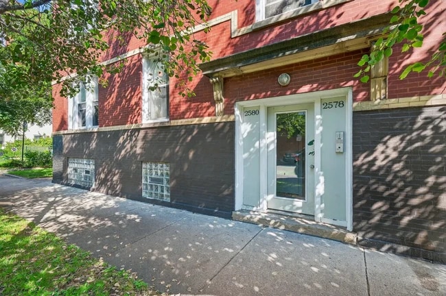 Building Photo - 2578 W Lyndale St Unit 2