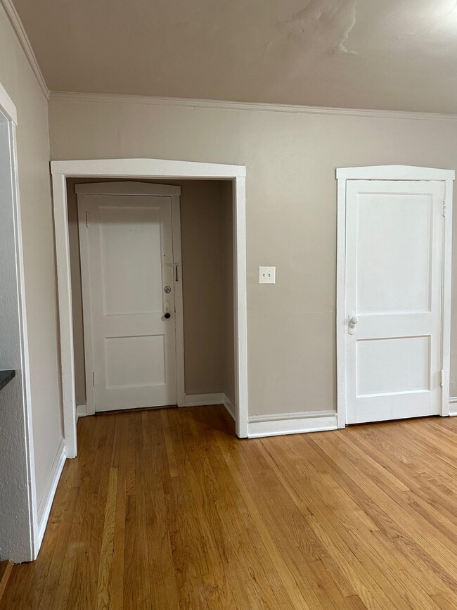 4027 W Melrose St Unit ONE BEDROOM