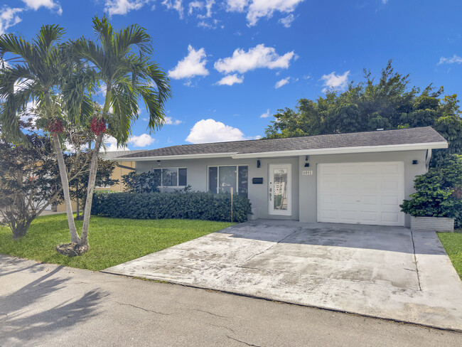 Welcome home. Can park up to 3 cars - 6001 NW 71st Ave Casa