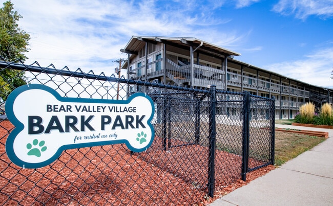 Parque para perros en el complejo - Bear Valley Village Apartments
