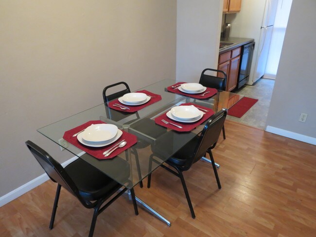 Dining Room - 711 W Elm St
