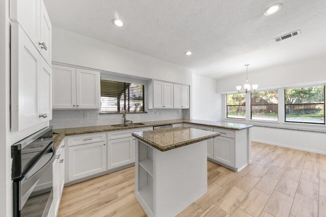 Building Photo - 819 Millpond Dr