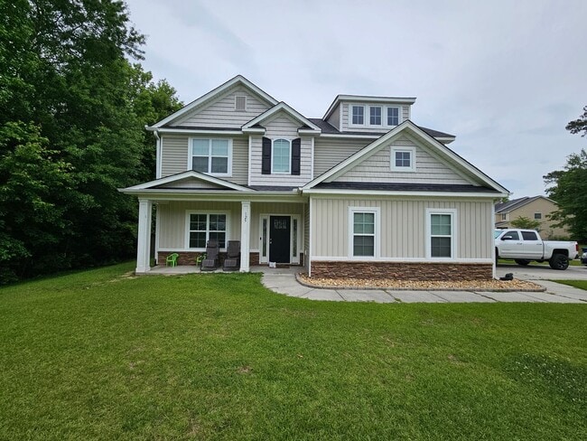 Building Photo - Gorgeous and Spacious 4 Bedroom Home!