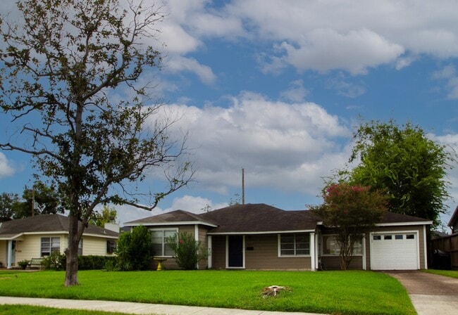 Building Photo - 1347 Gardenia Dr Rental