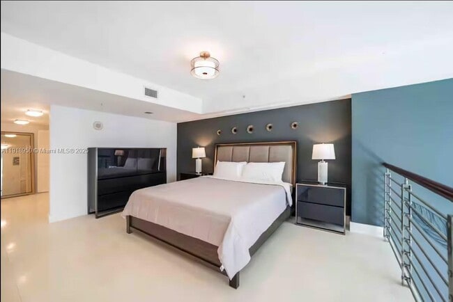 Building Photo - 41 SE 5th St Unit 708