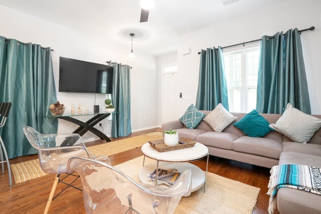 Photo - Room in House on Harlan Rd SW