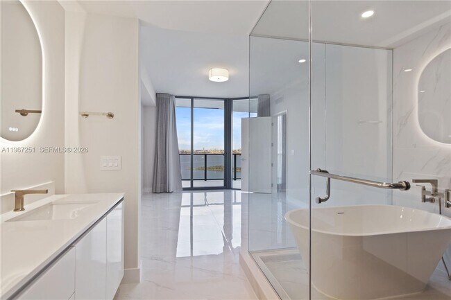 Building Photo - 700 NE 24th St Unit 2406