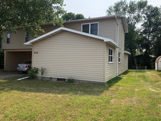 Building Photo - 829 S 25th St Unit #2 Upper Rental