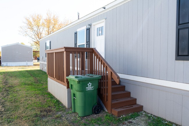 Building Photo - 111 Palomino Dr