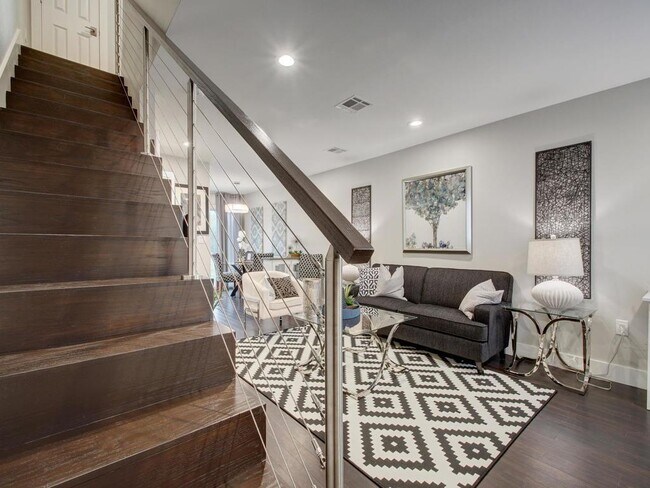 Photo - 202 S College St