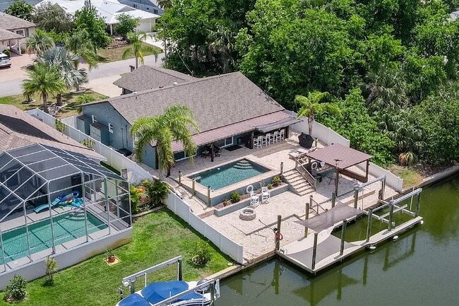 3 bed, 2 bath Pool & Salt Water canal home... - 3 bed, 2 bath Pool & Salt Water canal home...