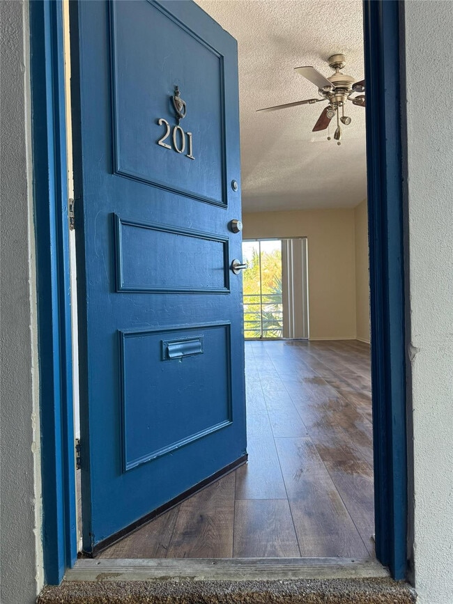 Building Photo - 1407 NE 56th St Unit 201