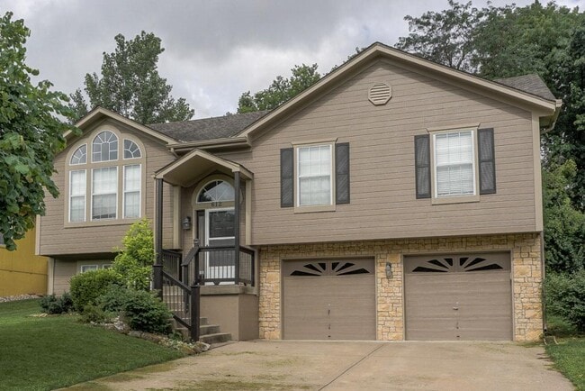Photo - 612 NE Topaz Dr