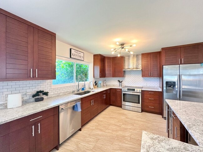 Building Photo - Fully Furnished 4 BD/3 BA Home in Mariner'...