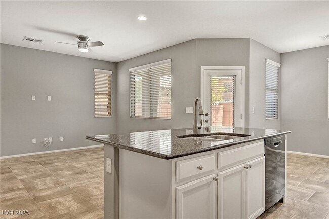 Photo - 864 Royal Amethyst Way