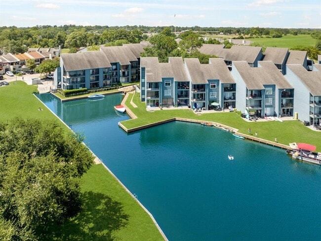 Building Photo - 12500 Melville Dr