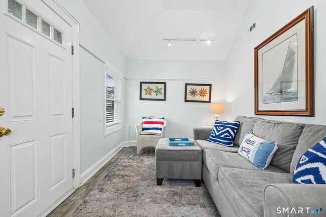 Photo - 108 College Pl