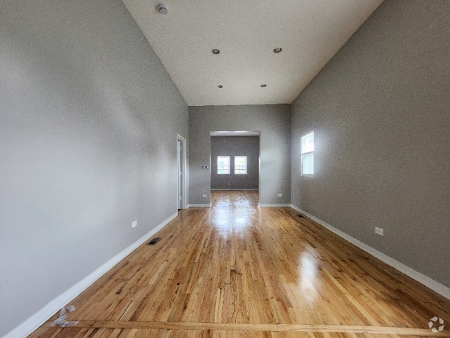 Building Photo - 5906 S La Salle St Rental