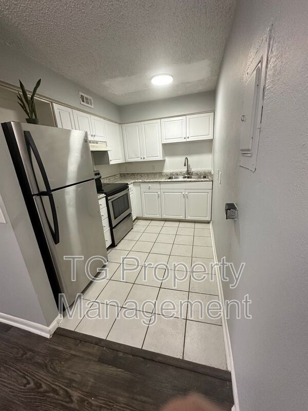 Photo - 402 Lower 8th Ave S