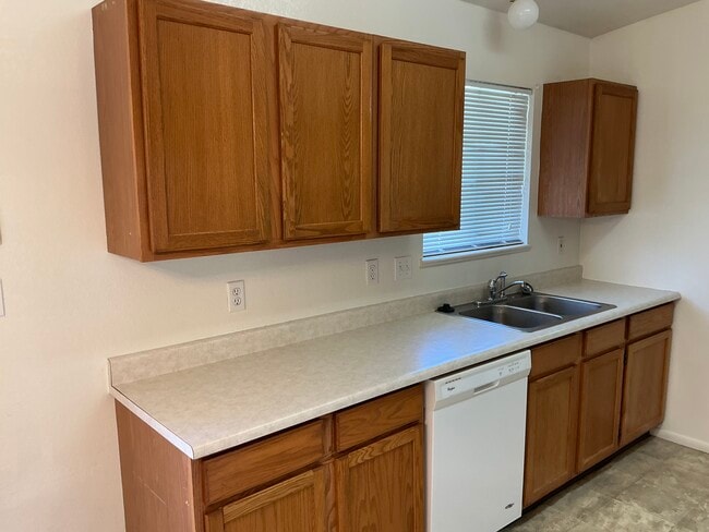 Photo - 612 Round Table Rd