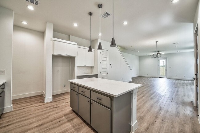 Photo - 1632 Davis Ave