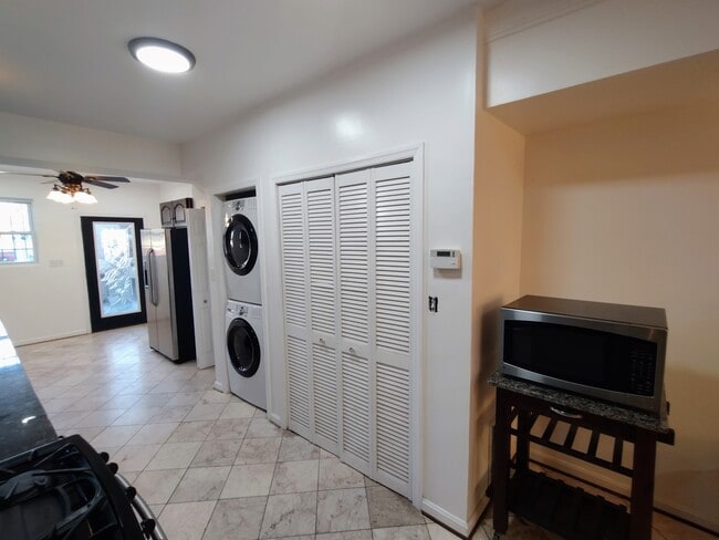 Photo - 1933 4th St NE