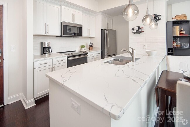Building Photo - 300 W 5th St Unit 516 Rental