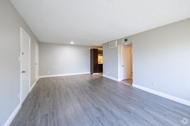 3 habitaciones, 2 baños - 1074 pies cuadrados - Sala de estar - The Meadows at Town Center