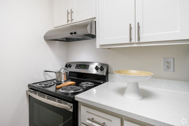 3BR, 2BA - 950SF - Kitchen