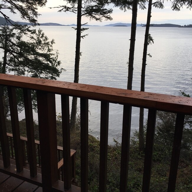 Building Photo - Medium-Low Bank Waterfront Home On Acreage