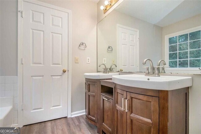 Photo - 1560 Red Briar Way